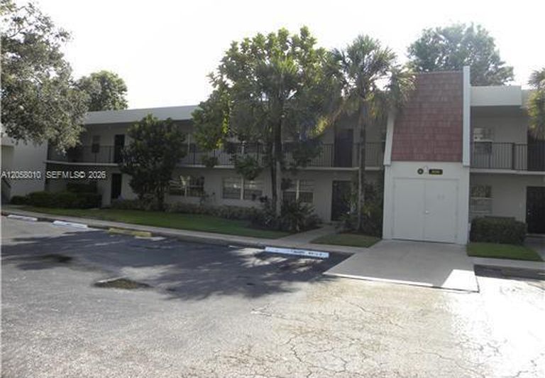 4000 N Cypress Dr APT 205, photo 2