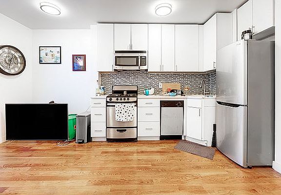 2nd image of 332 E 11th St APT 6