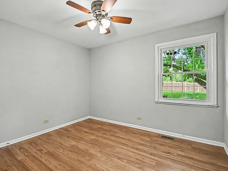 410 Ashwood Ct — Photo 11