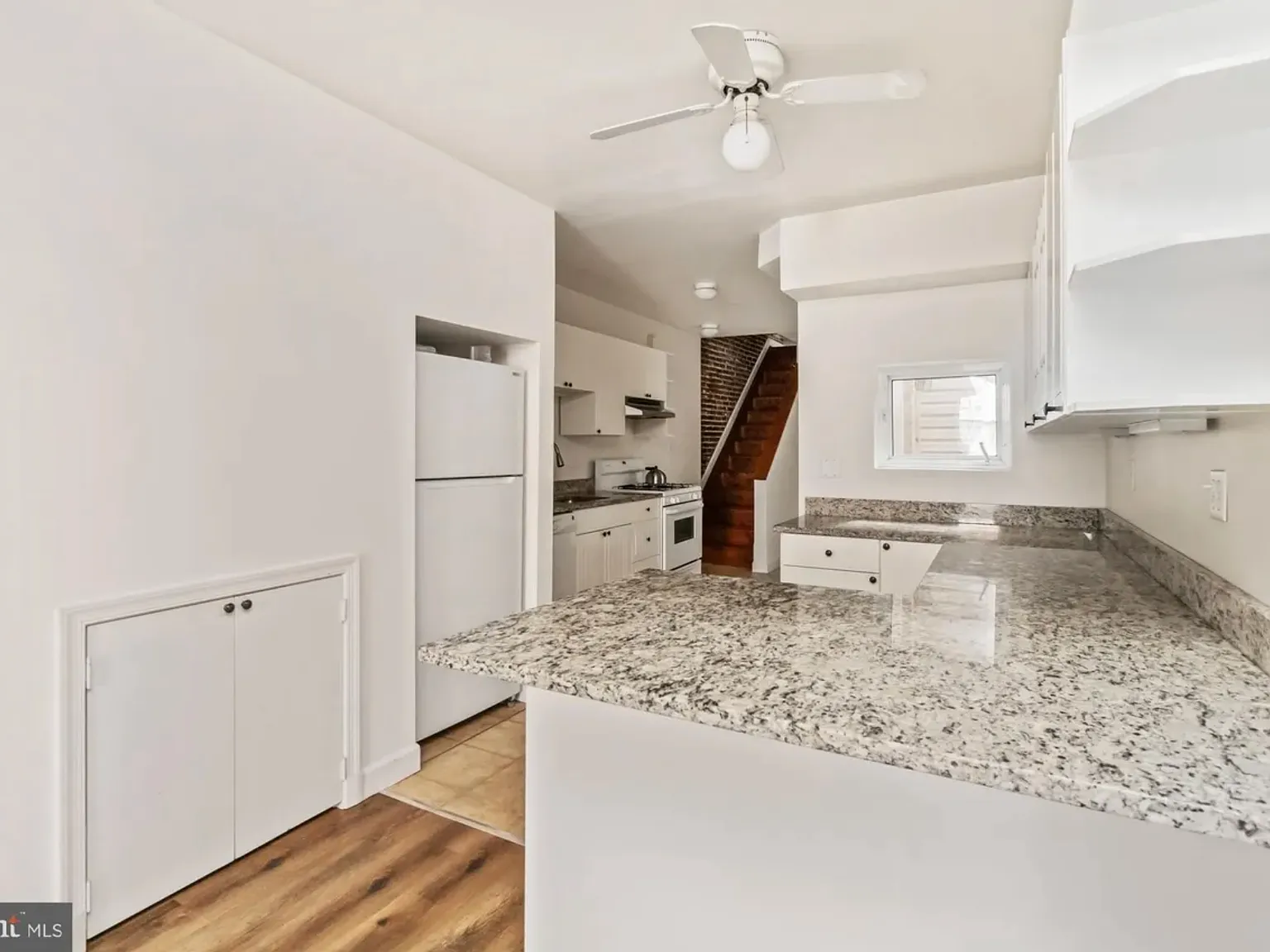1122 William St - A — Photo 2