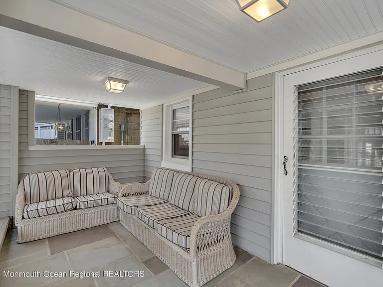 61 Beachfront — Photo 17