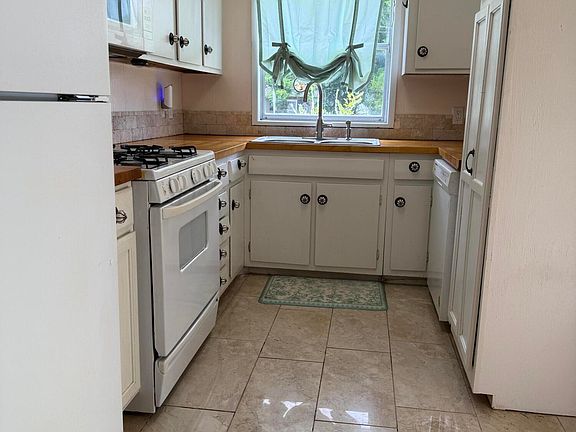 5th image of 226 Janet St