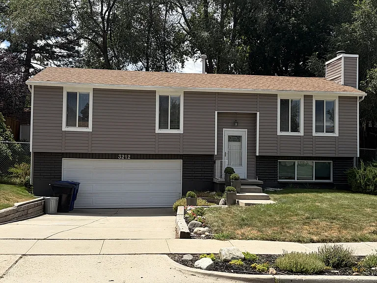 3212 E Hollyhock Hl — Photo 1