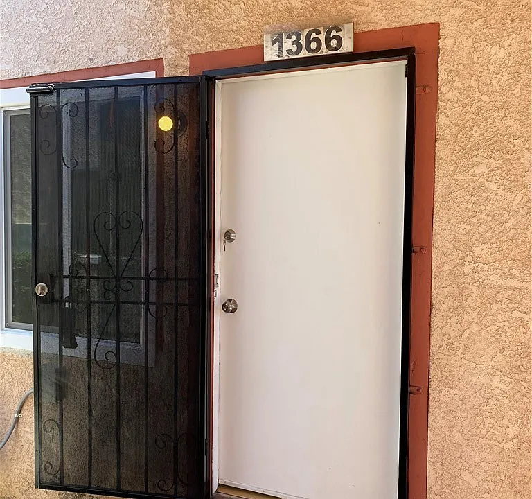 1366 W 37th Pl
