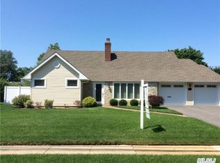 19 Arbor Ln, Merrick, NY 11566