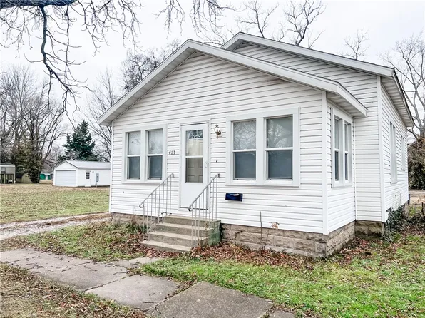 423 N Olive St, Saint Elmo, IL 62458