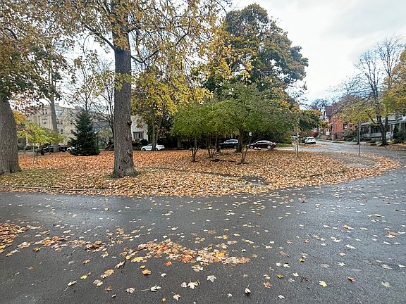 3rd image of 2 Arlington Pl #Ur
