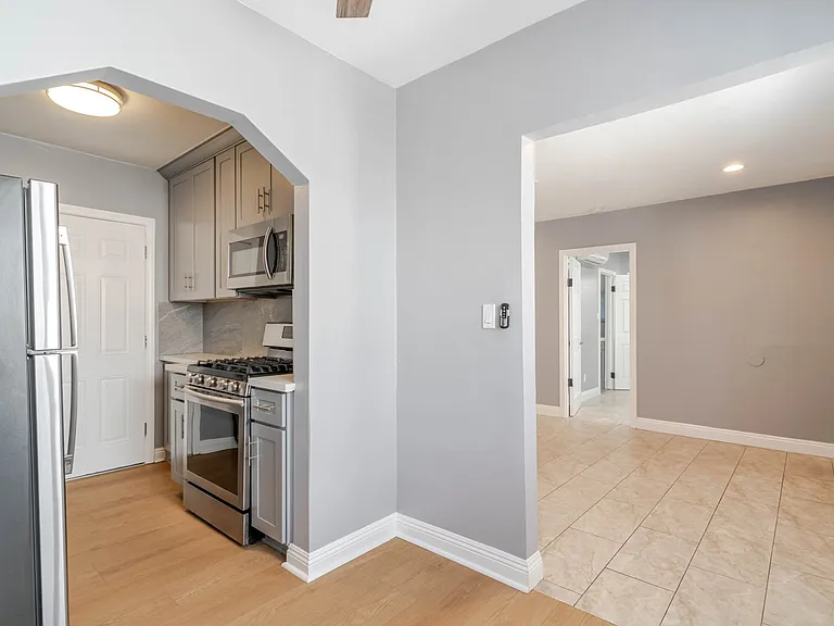 1049 Western Ave #B — Photo 7