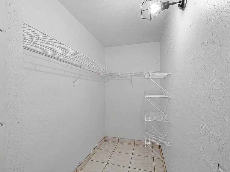 260 Brittany Ave #F — Photo 17