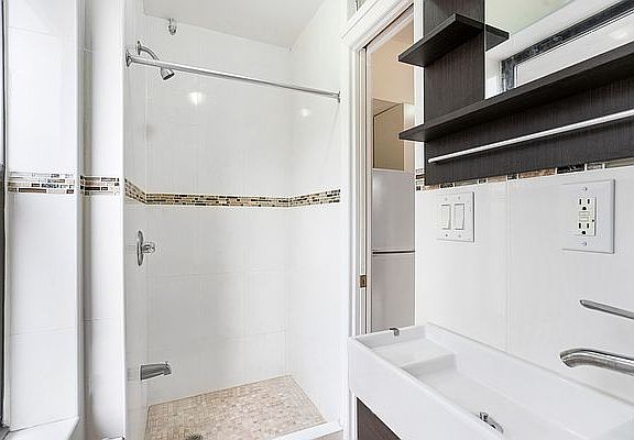 4th image of 52 Henry St APT 3RE
