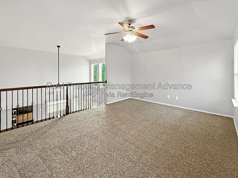 512 Winchester Dr — Photo 16