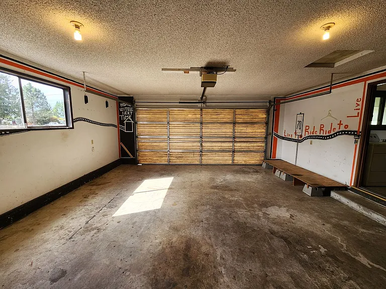 2412 Eureka Ave — Photo 20