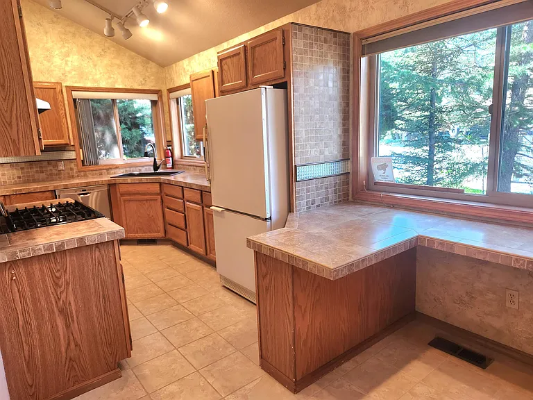 611 NE Tracker Ct — Photo 18