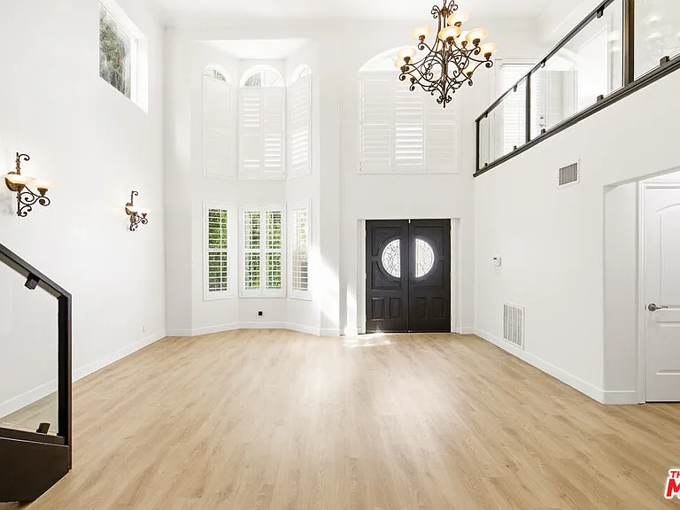 23114 Mariano St — Photo 10