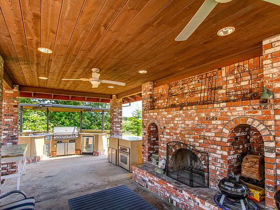 Outdoor kitchen area