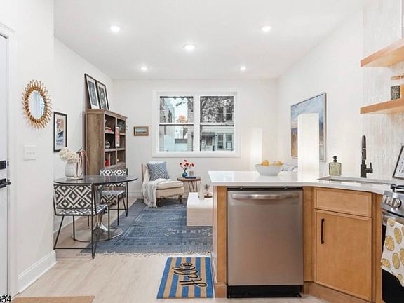 4th image of 111 Clarke Ave #1