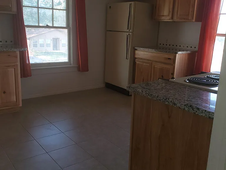 1835 White Ave — Photo 2