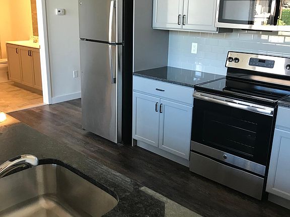 Gourmet kitchen with granite and SS appliances