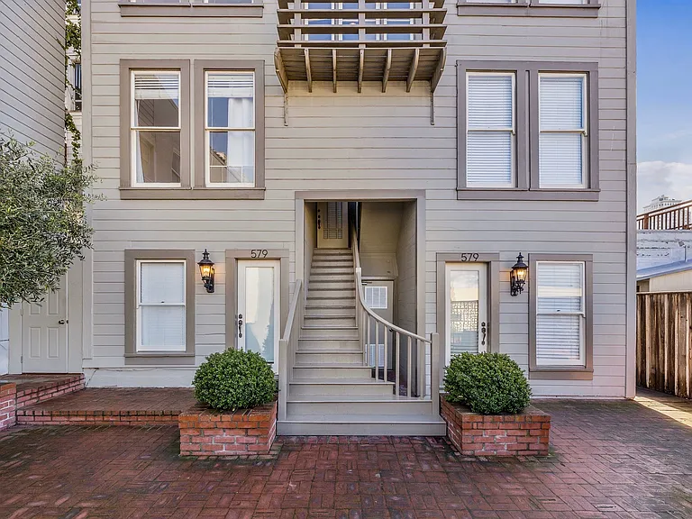 571 Lombard St — Photo 9