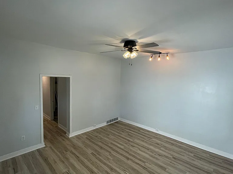 1314 Hoyt Ave — Photo 6
