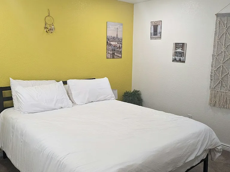 Bedroom1 (w/queen bed)