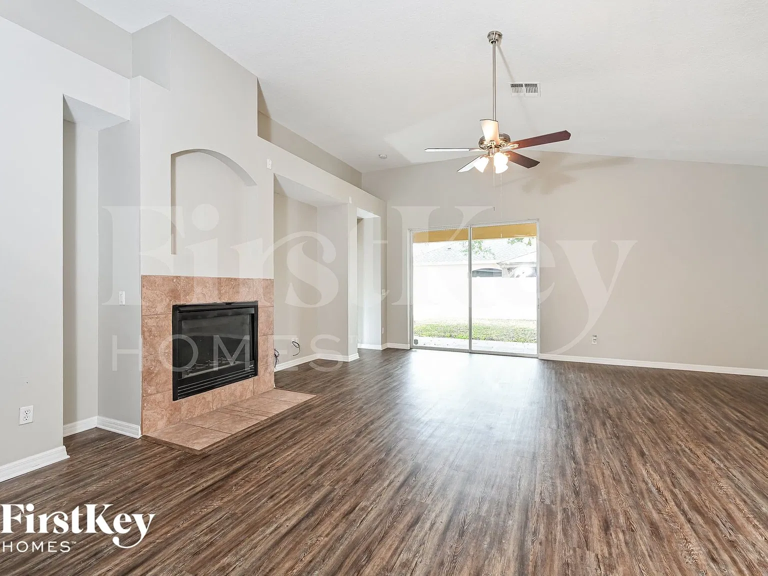 3 bed, 2.0 bath, 2100 sqft, $3,090 — Photo 2