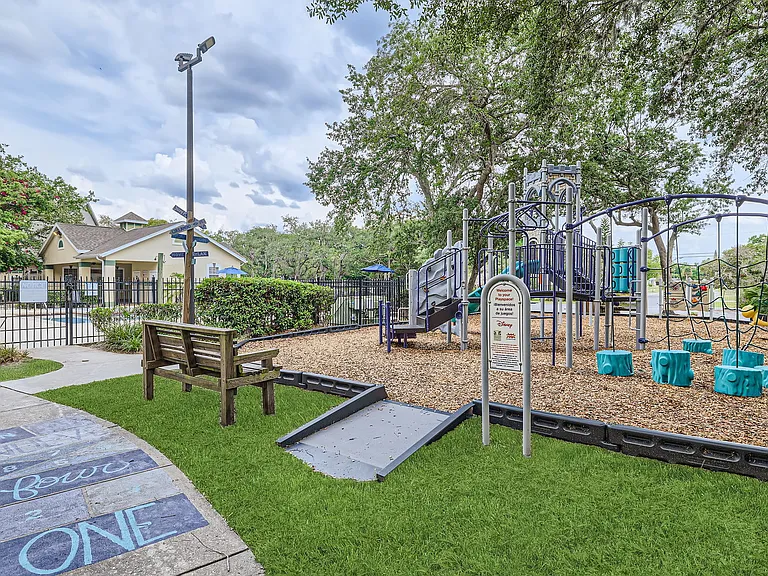 Golden Oaks — Photo 10