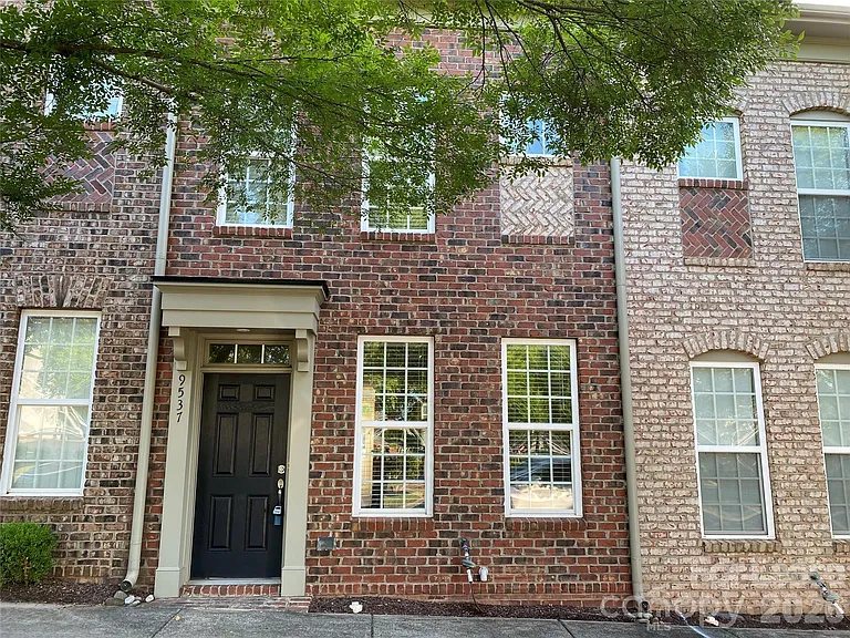 9537 Longstone Ln — Photo 2