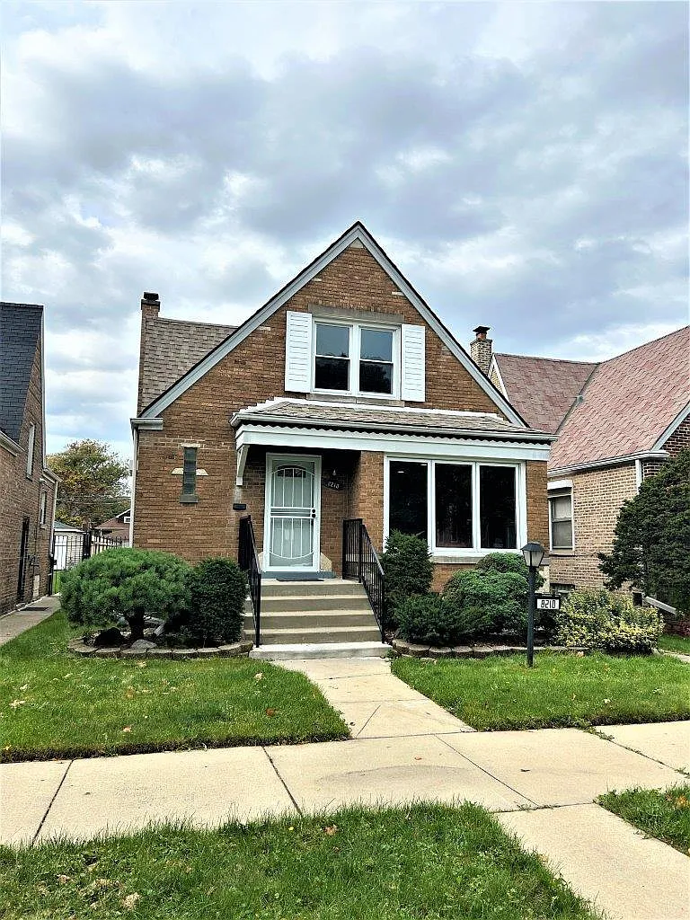 8210 S Michigan Ave photo 1