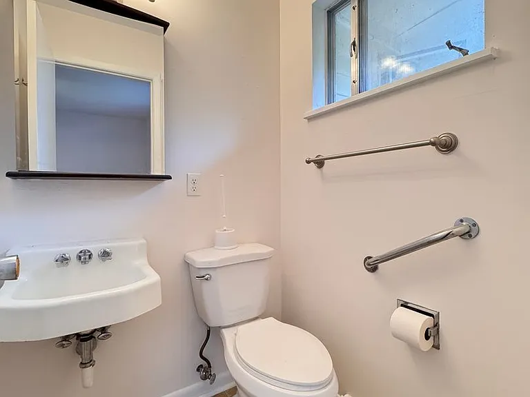 609 Duke Ln — Photo 11