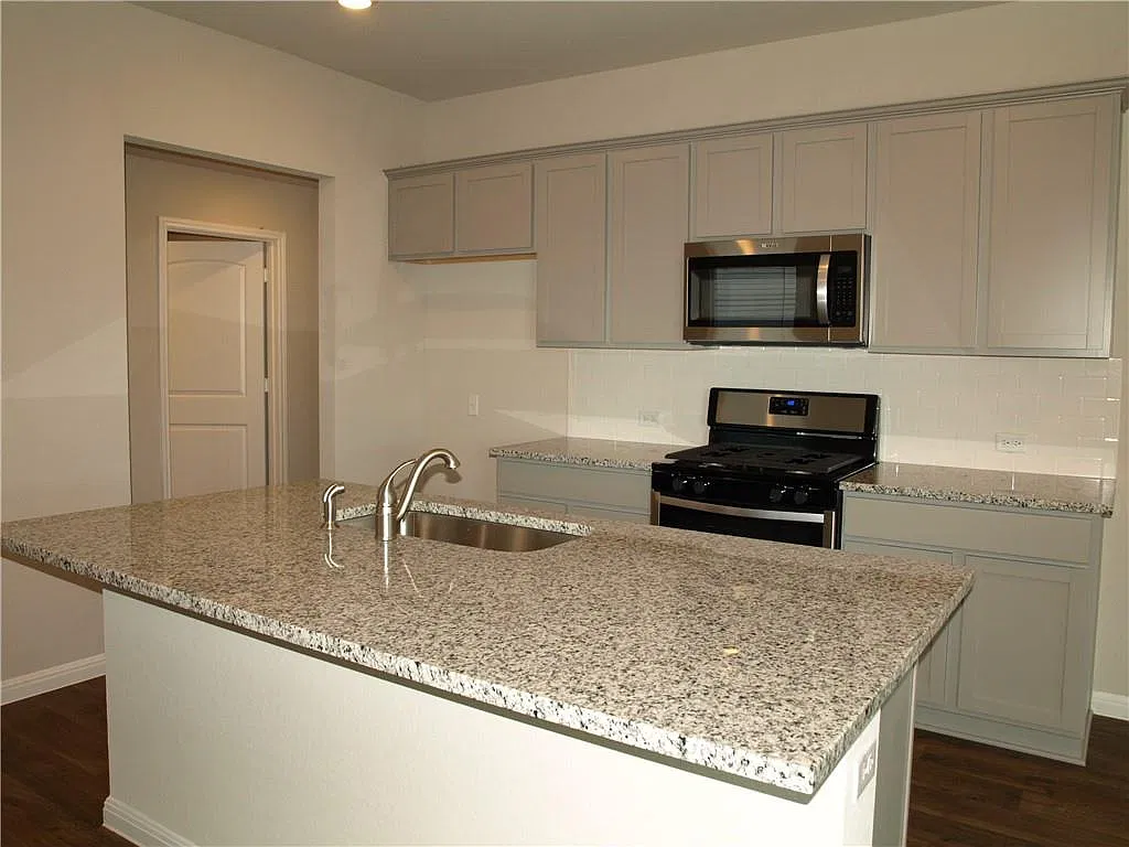 3 bed, 2.0 bath, 1499 sqft, $2,100 — Photo 3
