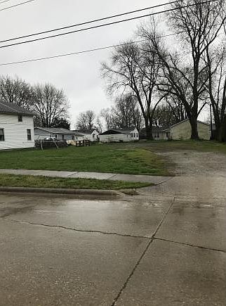 2nd image of 909 W Saint Anthony Ave