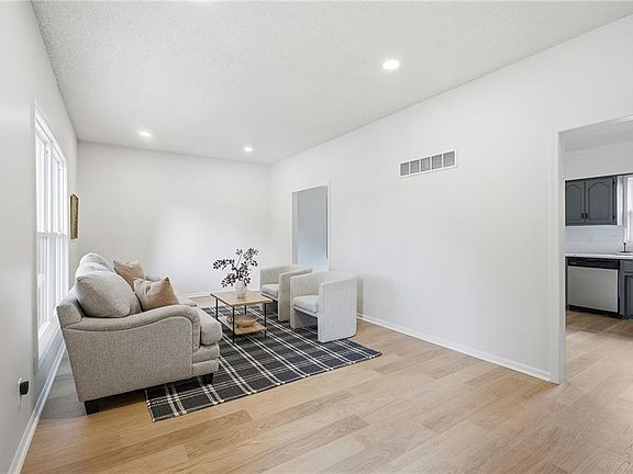 4th image of 1045 NE Carousel Ln