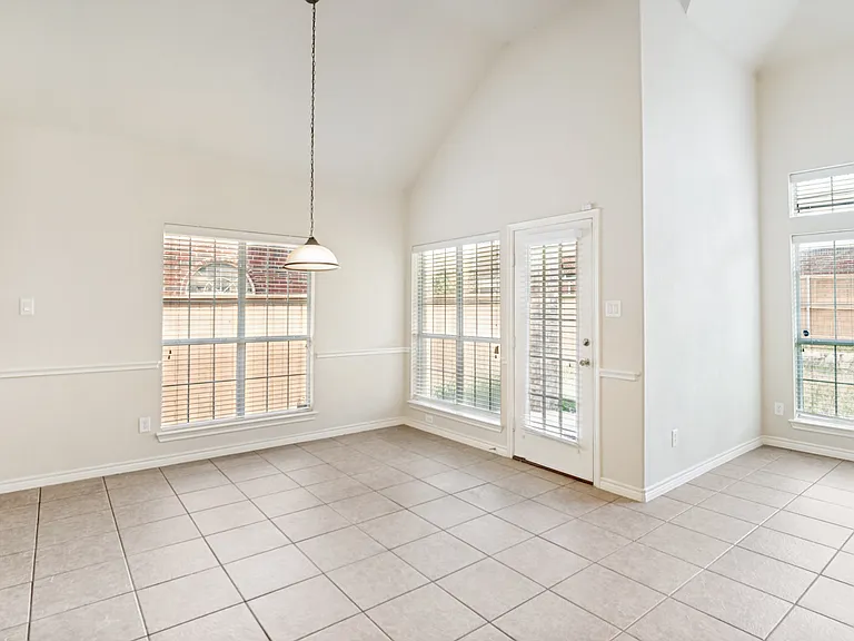 11800 Pondview Ln — Photo 12
