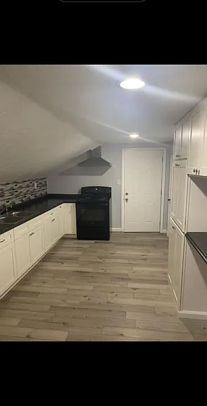 437 Saint Claire St #B — Photo 1