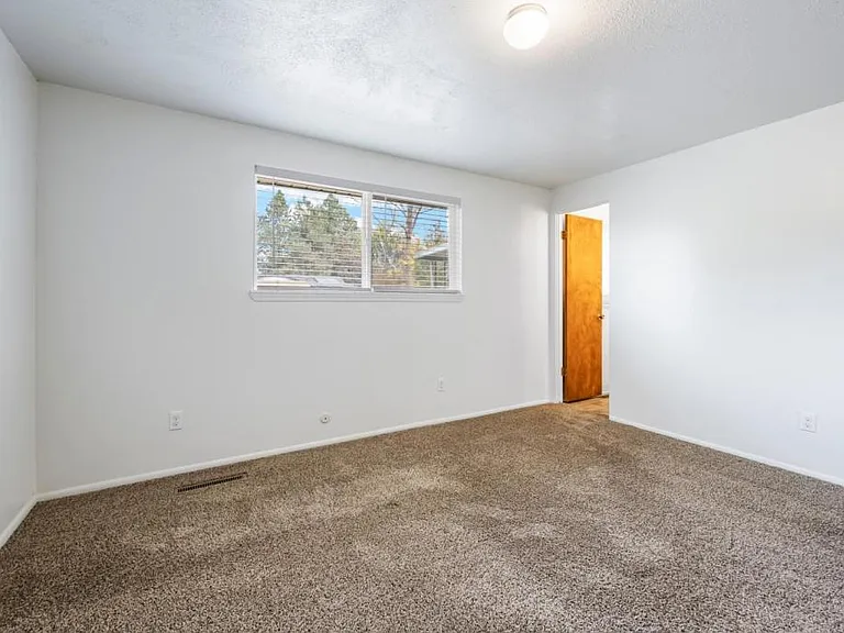 688 W State St — Photo 23