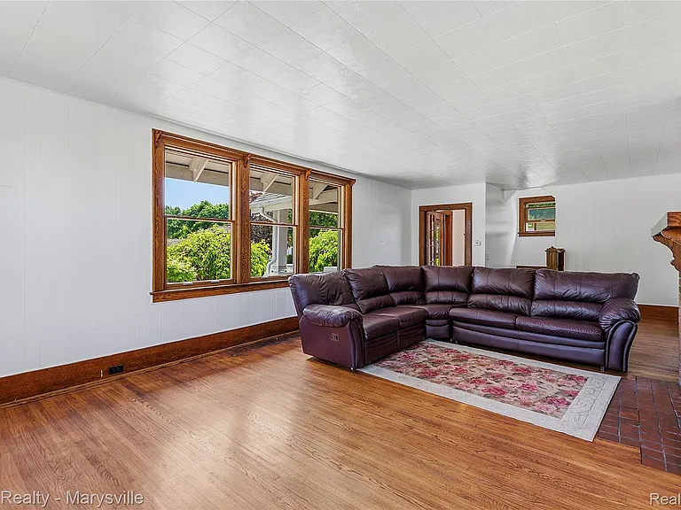 504 Clinton Ave — Photo 7