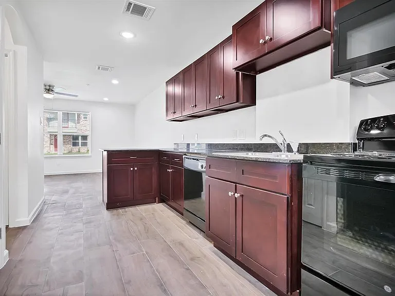 226 Woodbridge Ln — Photo 4