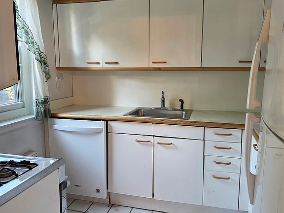5th image of 152-34 Jewel Avenue #B