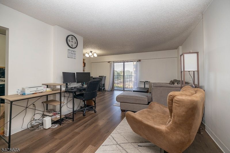 1st image of 10 N Wood Ave #706
