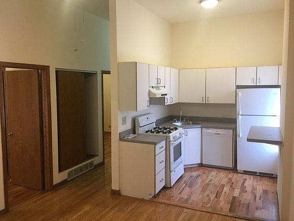 3rd image of 1617 N Wells St APT 1R