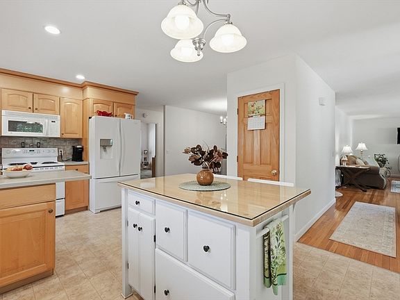 5th image of 20 Clover Dr