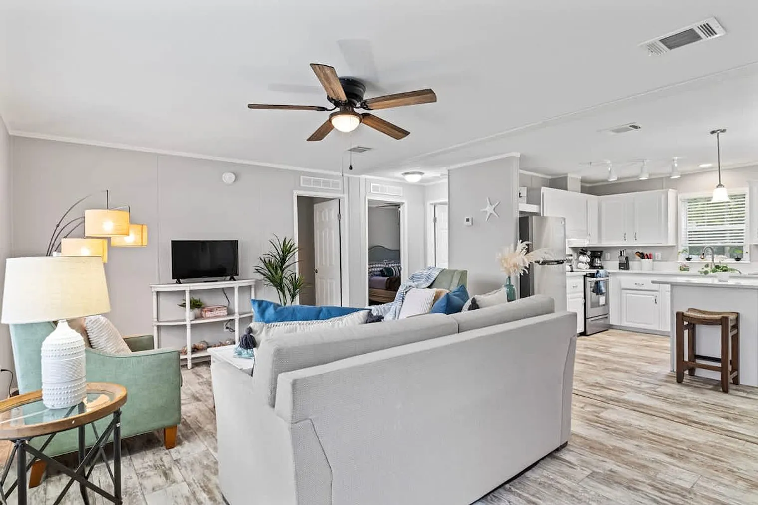 3 bed, 2.0 bath, 871 sqft, $2,804 — Photo 2