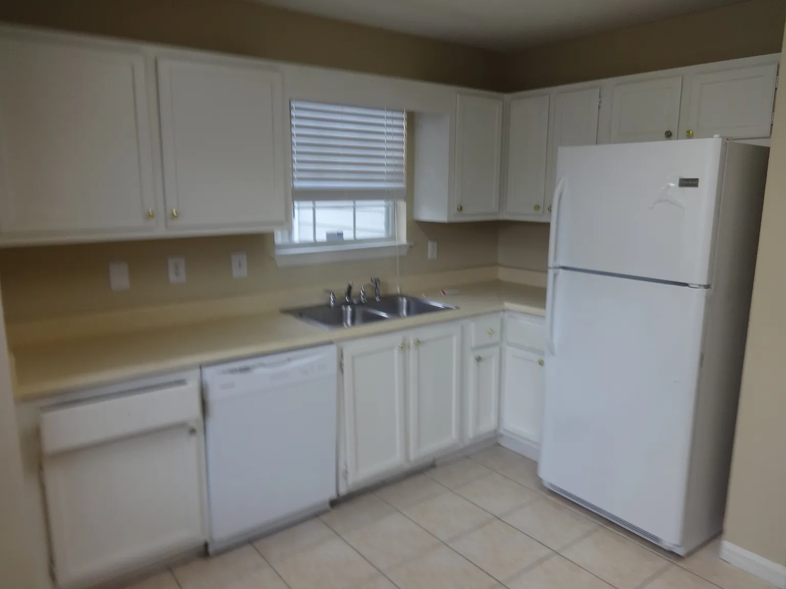 3 bed, 2.5 bath, 1386 sqft, $2,090 — Photo 2