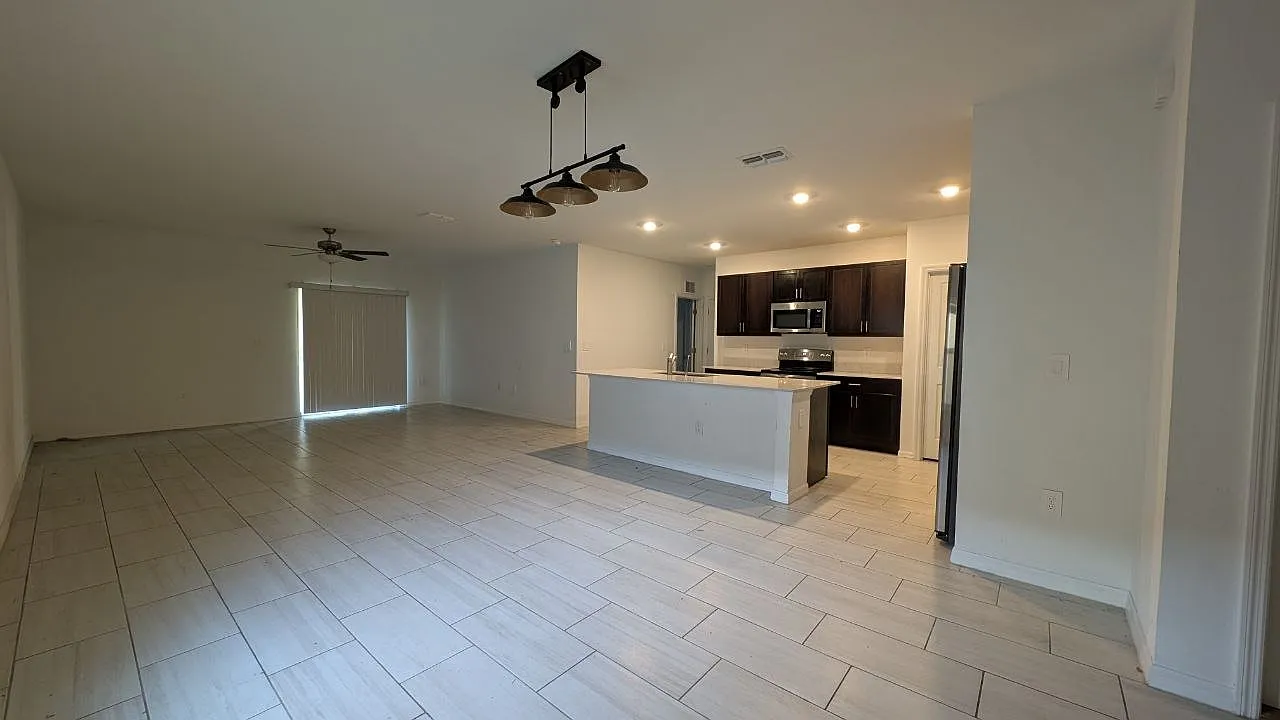 6 bed, 2580 sqft, $2,800 — Photo 3
