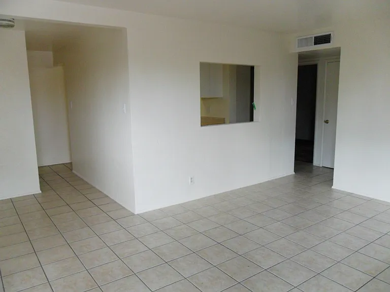 1409 E Elm St — Photo 3