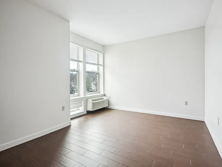 1032 Hope Street Apartments — Photo 12