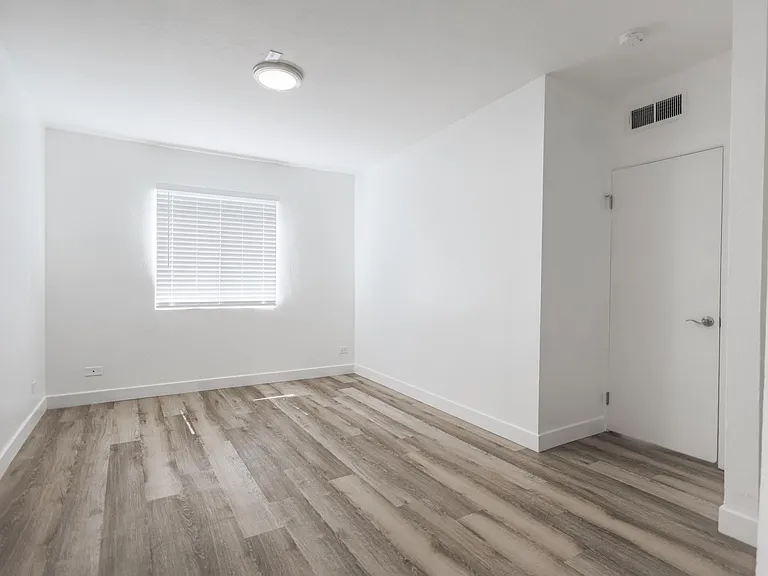 7918 Reseda Blvd — Photo 41