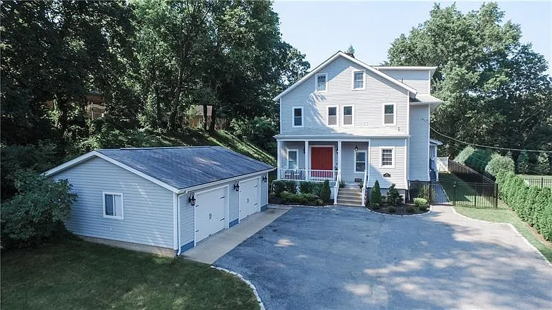 223 Elwick St photo 1