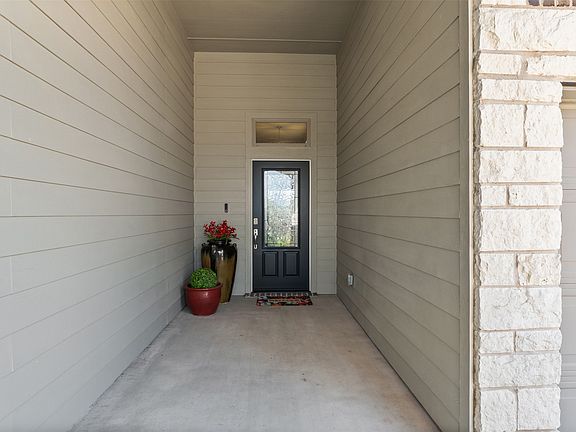 3rd image of 815 Cross Dr